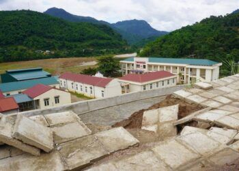 Sơ tán người khỏi công trình chống sạt lở 37 tỉ đồng vừa bàn giao đã sạt lở