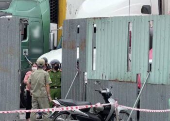 Tài xế container tử vong bất thường trong bãi đỗ xe