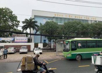 Tài xế xe ôm bị người bán bánh mì đâm chết trước cổng bệnh viện