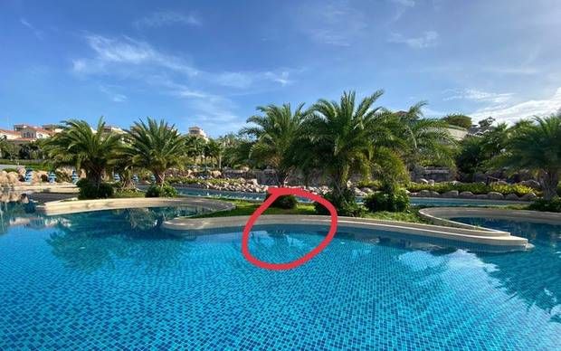 Thực nghiệm điều tra vụ bé trai người Nhật đuối nước tại Phan Thiết: Người tham gia bị hút vào tấm lưới dưới hồ bơi Thực nghiệm điều tra vụ bé trai người Nhật đuối nước tại Phan Thiết: Người tham gia bị hút vào tấm lưới dưới hồ bơi