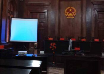 Tòa chiếu lại cảnh bố và 'dì ghẻ' hành hạ bé 8 tuổi đến chết