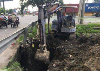 TP.HCM: Dùng xe múc cứu đồng nghiệp bị đất vùi lấp, không may làm nạn nhân tử vong