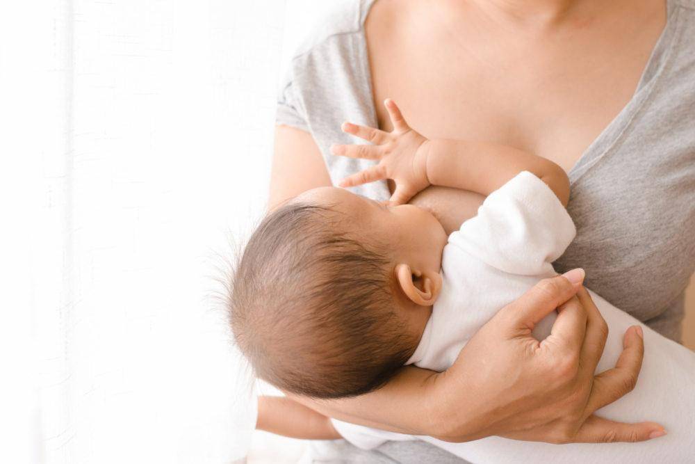 Trẻ bú sữa mẹ hoàn toàn có cần bổ sung canxi không?