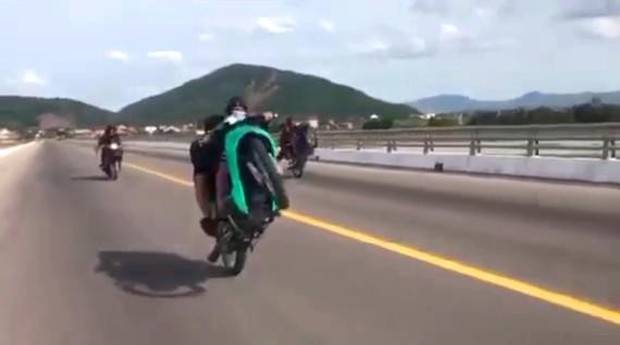 Triệu tập nhóm quái xế bốc đầu xe máy trên quốc lộ