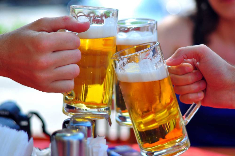 Uống bia để giải khát: Chuyên gia khuyến cáo không mát mà còn tăng nguy cơ đột quỵ