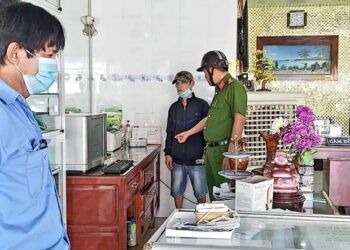 Vào cửa hàng vàng ép chủ tiệm mua cục đất