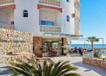 Vụ 2 nghệ sĩ nổi tiếng bị cáo buộc hiếp dâm: Cô gái 17 tuổi người Anh khai gì?