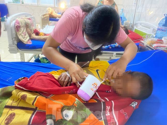 Vụ bé trai bị đốt 2 chân ở Đắk Lắk: Trưng cầu giám định tỷ lệ thương tích