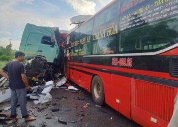 Xe khách đối đầu xe đầu kéo khiến 2 người chết, 6 người bị thương