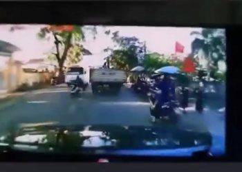 Clip nam thanh niên điều khiển xe đạp điện sang đường thiếu quan sát, đâm thẳng vào đầu xe khách đi ngược chiều