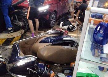 Ngã Tư Sở: Ô tô mất lái đâm hàng loạt người ở cây xăng Đường Láng