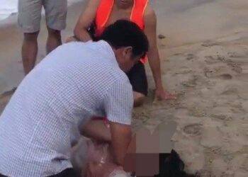 3 chien si cong an dua nguoi phu nu duoi nuoc ‘tro ve tu cua tu Người phụ nữ đuối nước may mắn được 3 chiến sĩ Công an kịp thời ứng cứu 3 chiến sĩ Công an đưa người phụ nữ đuối nước ‘trở về từ cửa tử’