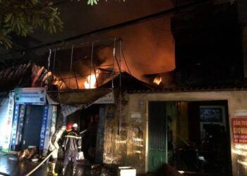 4 căn nhà ở Hà Nội bốc cháy ngùn ngụt lúc rạng sáng