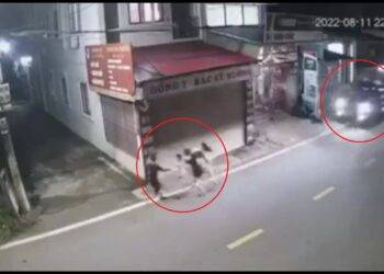 Cả gia đình suýt bị ‘xe điên’ nuốt gọn khi đang đi bộ thể dục