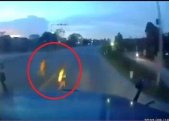 Clip: 2 cháu bé lao sang đường bị container cuốn vào gầm xe, tài xế ôm mặt gào khóc