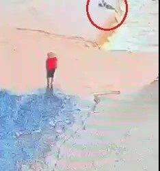 Clip: Cậu học sinh liều lĩnh băng qua dòng nước lũ rồi bị cuốn trôi đầy xót xa