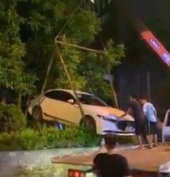 Mazda 3 đỗ trước cửa, chủ nhà thuê người đến cẩu luôn chiếc xe đem đi giấu