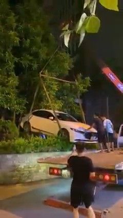 Clip Mazda 3 do truoc cua chu nha thue nguoi den cau luon chiec xe dem di giau Lifehub.vn Moment Mazda 3 đỗ trước cửa, chủ nhà thuê người đến cẩu luôn chiếc xe đem đi giấu