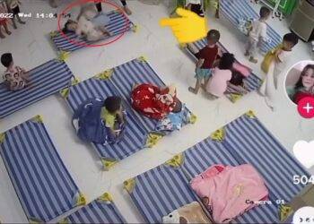 Clip bé gái đang ngủ bị cô giáo kéo tay thức dậy gây phẫn nộ