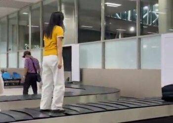 Lai them clip 1 co gai than nhien dung tren bang chuyen hanh ly o san bay Lifehub.vn Moment Lại thêm clip 1 cô gái thản nhiên đứng trên băng chuyền hành lý ở sân bay Lại thêm clip 1 cô gái thản nhiên đứng trên băng chuyền hành lý ở sân bay