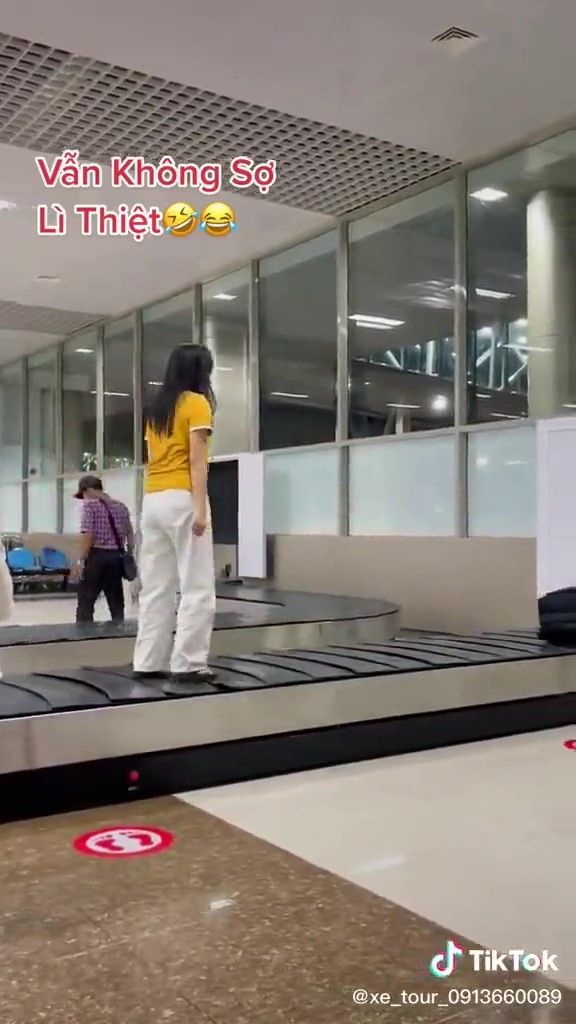 Lai them clip 1 co gai than nhien dung tren bang chuyen hanh ly o san bay Lifehub.vn Moment Lại thêm clip 1 cô gái thản nhiên đứng trên băng chuyền hành lý ở sân bay