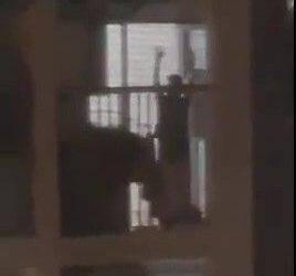 Xót xa cảnh người phụ nữ trèo ra ban công gào khóc kêu cứu lúc nửa đêm