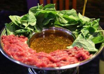 Ăn lẩu nhúng 5 loại rau này vào chẳng khác gì rước 'thạch tín' vào người, biết mà tránh kẻo hại vô cùng