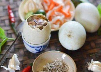 Ăn trứng vịt lộn phải tránh những đại kỵ này kẻo "rước độc" vào thân