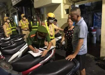 Bãi giữ xe trái phép quanh hồ Hoàn Kiếm: Phạt kịch khung để răn đe không tái phạm