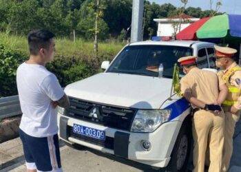 Bị giữ giấy phép lái xe, nam tài xế vẫn cầm lái, sử dụng ma tuý