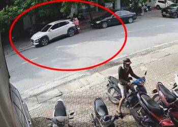 Camera tài xế lùi ô tô mất kiểm soát, tông trúng 3 người đi xe máy