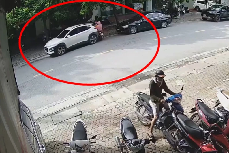 Camera tài xế lùi ô tô mất kiểm soát, tông trúng 3 người đi xe máy