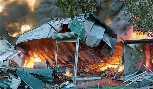 Cháy lớn thiêu rụi một cơ sở sản xuất nhựa ở Quảng Ninh