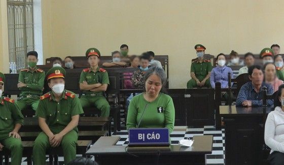 Chị gái trói em trai vào gốc cây qua đêm gây tử vong