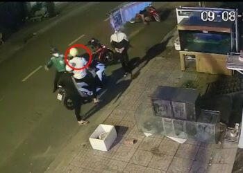 CLIP: Bốn người vây đánh một người ở TP HCM, nghi cướp xe