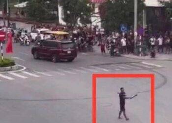 CLIP: Cả trăm người ùn ùn theo công an vây bắt kẻ nghi ngáo đá