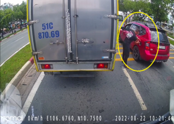 Clip: Đuổi theo ô tô lạ giúp đóng nắp bình xăng, tài xế bị hiểu nhầm là "xin đểu"