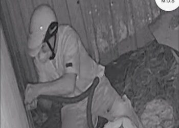 CLIP: Gã đàn ông mang xăng đốt nhà người khác lúc gần sáng