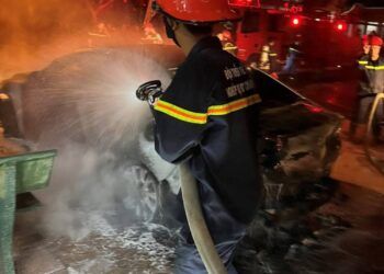 CLIP: Ôtô cháy ngùn ngụt trong đêm, công an vào cuộc