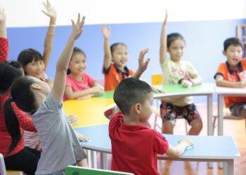 Con sắp vào lớp 1, cha mẹ cần lưu ý 4 ĐIỂM MẤU CHỐT này: Càng chuẩn bị kĩ, mọi chuyện sau này càng vô cùng suôn sẻ