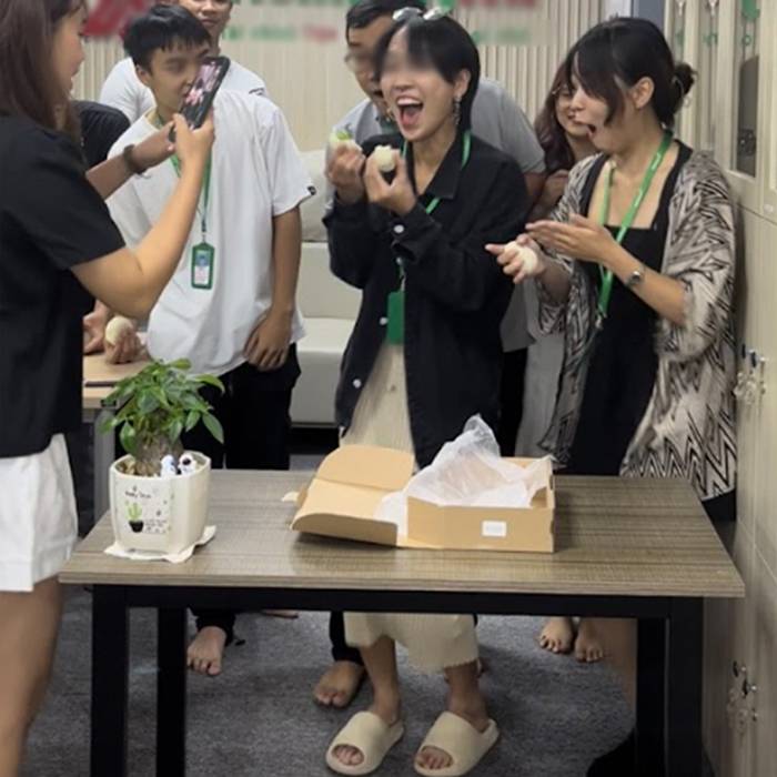 Công ty gây bão mạng khi tặng bánh trung thu 'nhân tiền' cho nhân viên, dân tình: 'Thế này thì nguyện mãi bên nhau dài lâu!'