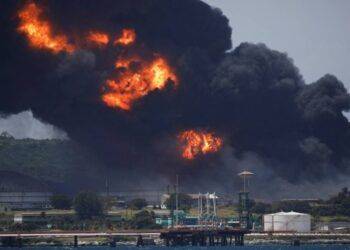 Cuba huy động mọi nguồn lực để ngăn cháy lan rộng ở khu bể chứa dầu