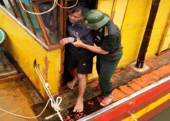 cuu song 8 thuyen vien chim tau lenh denh tren bien Chìm tàu, 8 thuyền viên lênh đênh trên biển: May mắn được cứu sống Cứu sống 8 thuyền viên chìm tàu, lênh đênh trên biển