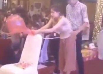 dan mang lai day song voi clip team building doi nam nu bom bong trong tu the cuc ky nhay c Clip team building bơm bóng bay đầy phản cảm của đôi nam nữ Dân mạng lại dậy sóng với clip team building đôi nam nữ bơm bóng trong tư thế cực kỳ nhạy cảm