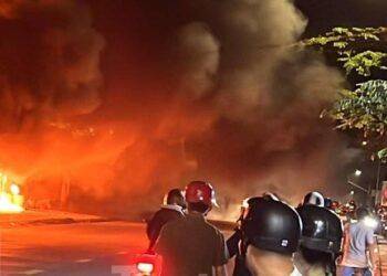 Dãy ki-ốt ở Bình Dương cháy dữ dội trong đêm