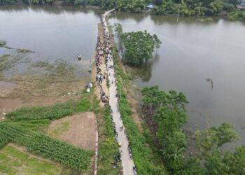 Đội cứu hộ cùng người dân cùng tìm kiếm cô gái mất tích tại Hà Nội