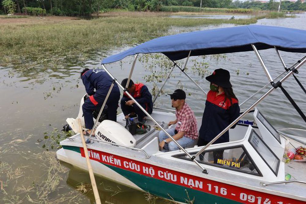Đội cứu hộ cùng người dân cùng tìm kiếm cô gái mất tích tại Hà Nội