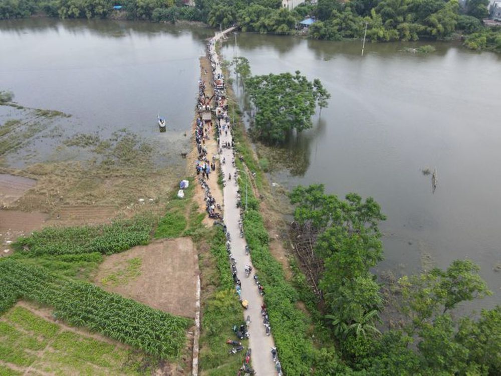 Đội cứu hộ cùng người dân cùng tìm kiếm cô gái mất tích tại Hà Nội