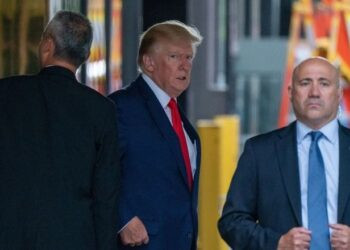 FBI thu 11 bộ tài liệu mật sau khi khám xét nhà ông Trump