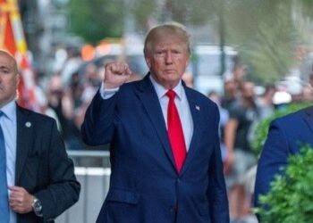 FBI trả lại hộ chiếu cho ông Trump